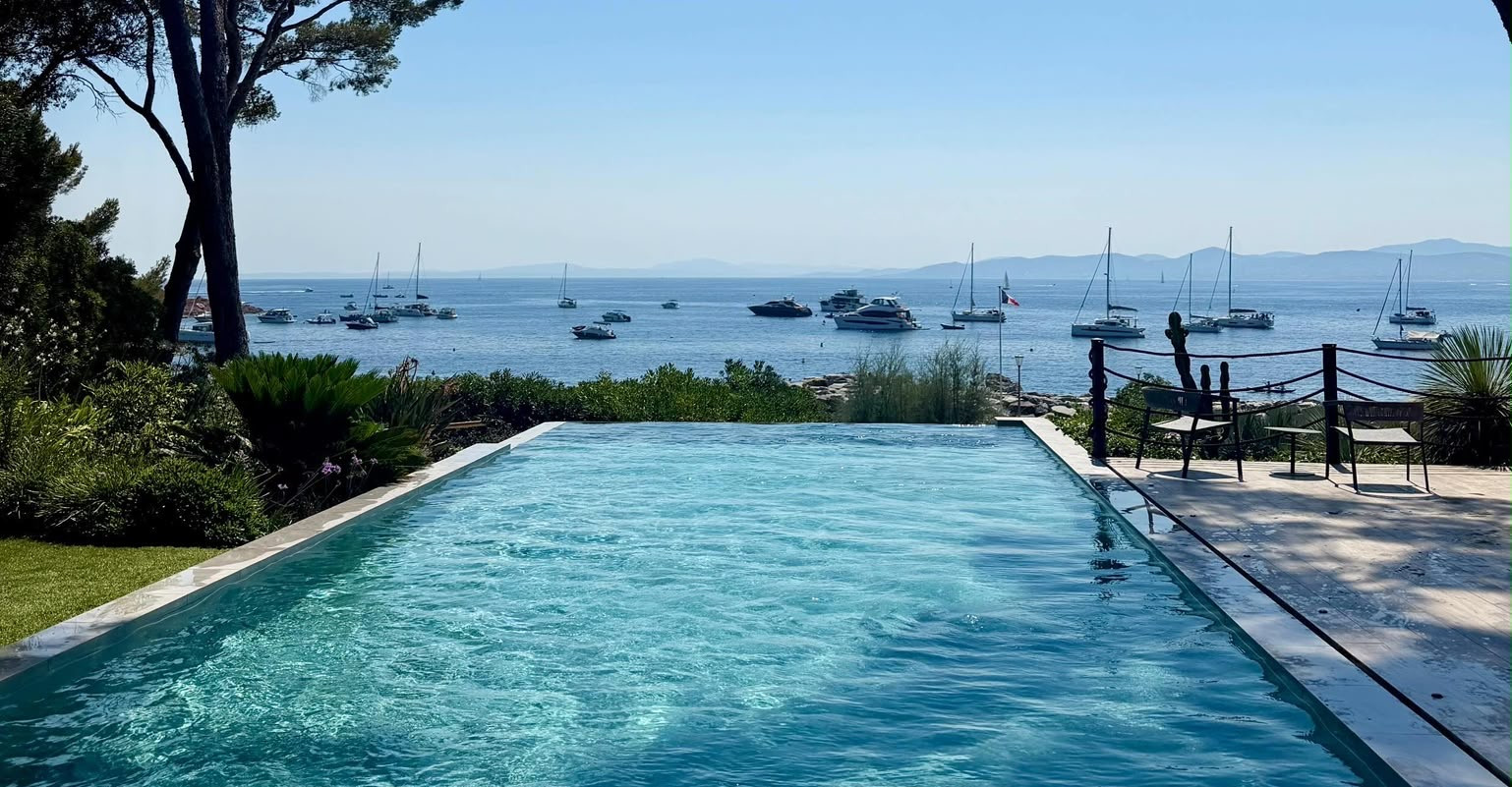 Piscine à débordement de 15 × 5 m face à la mer et aux voiliers, à Saint-Raphaël