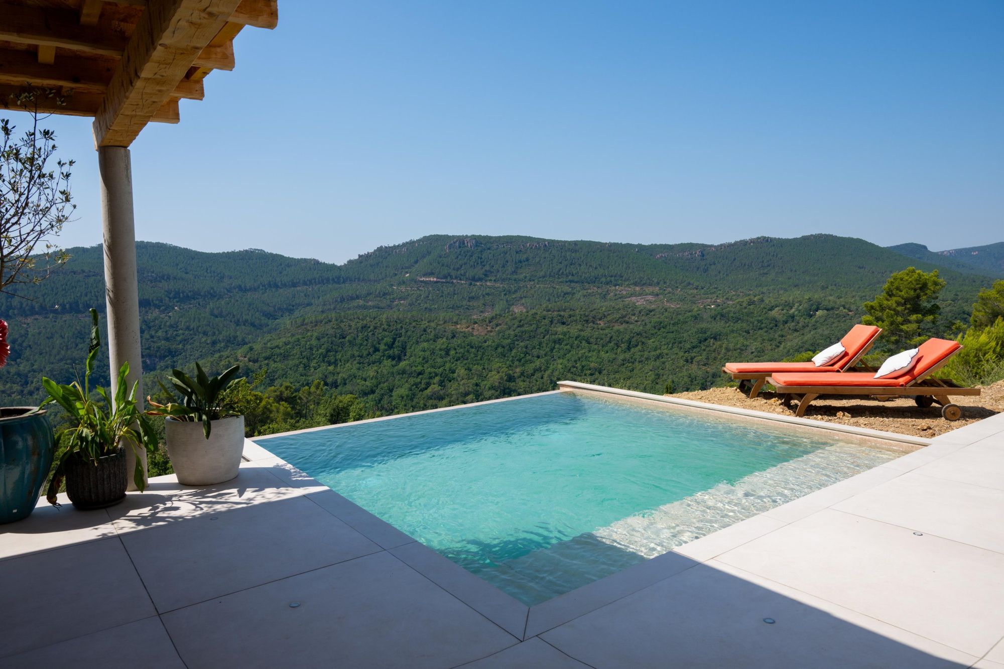 Piscine à débordement de 4,50 × 4,50 m face aux collines, à Fréjus