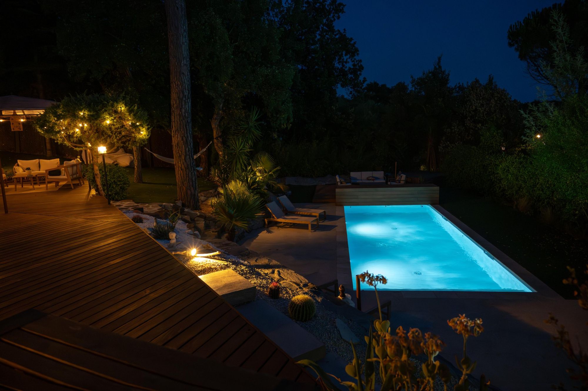 Piscine 9 × 3,50 m éclairée de nuit par un projecteur LED blanc froid, à Fréjus