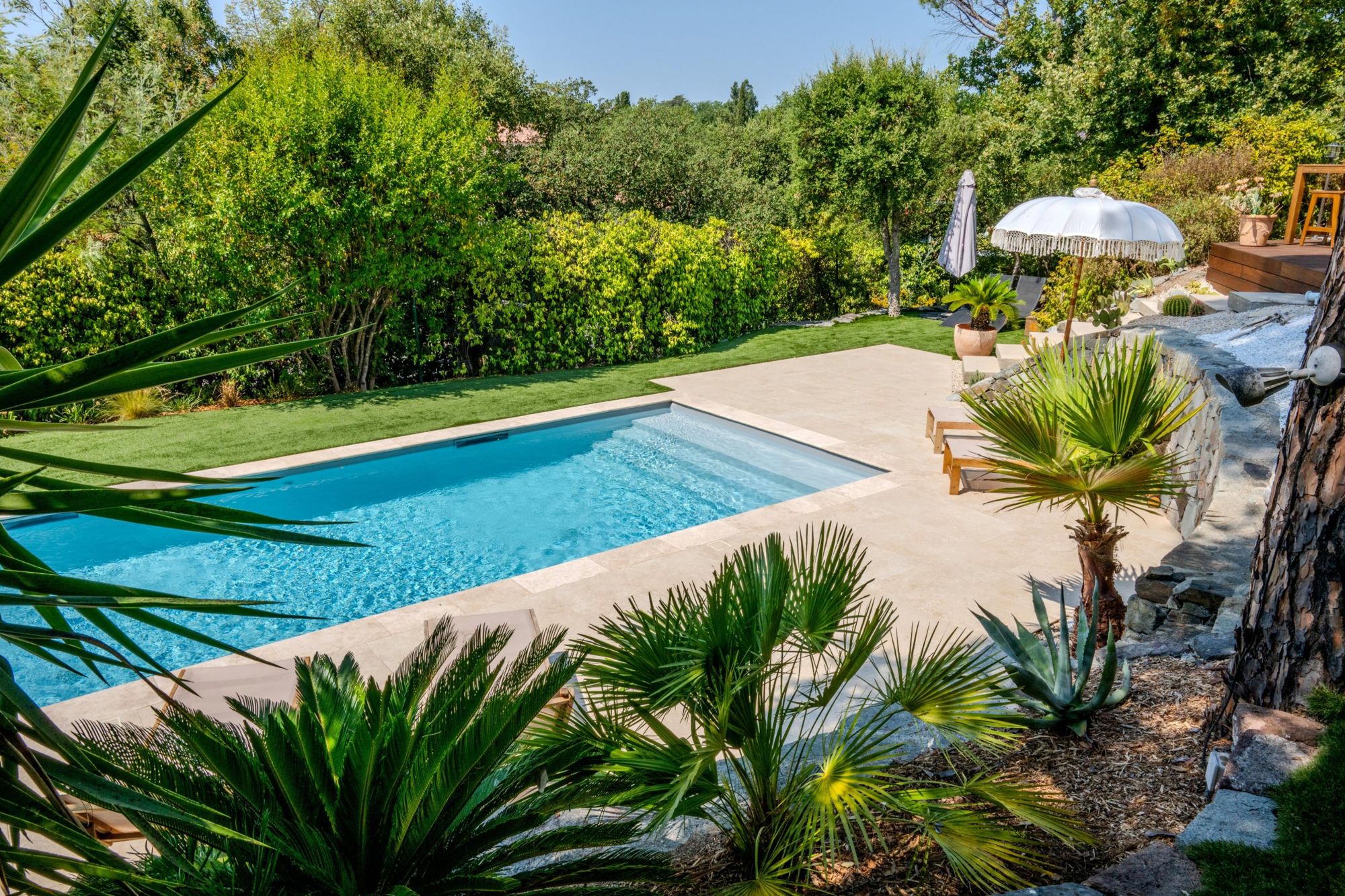 Piscine 9 × 3,50 m en liner gris clair, à Fréjus