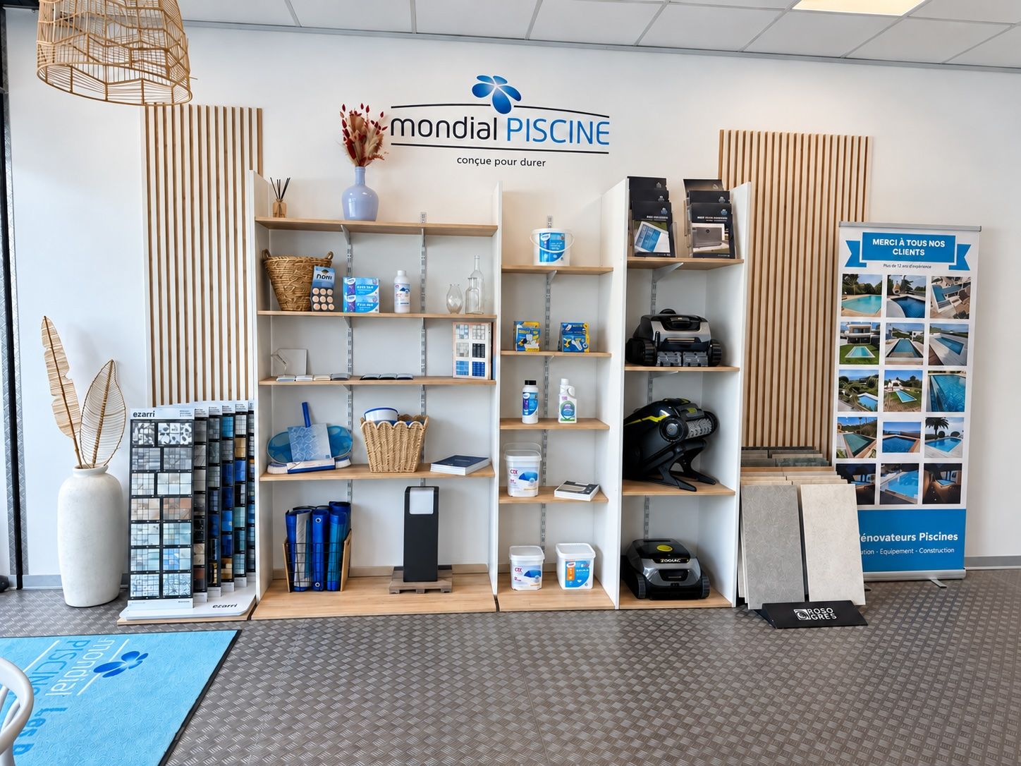 Intérieur du showroom : robots, produits d'entretien, échantillons de carrelage et espace Mondial Piscine