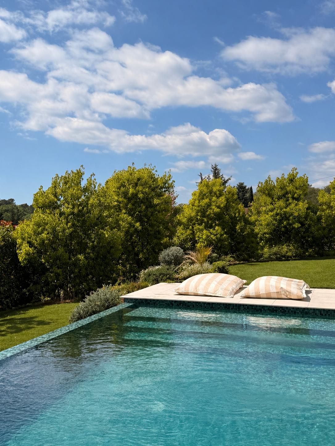 Piscine à débordement de 10 × 3 m en mosaïque verte, à Opio