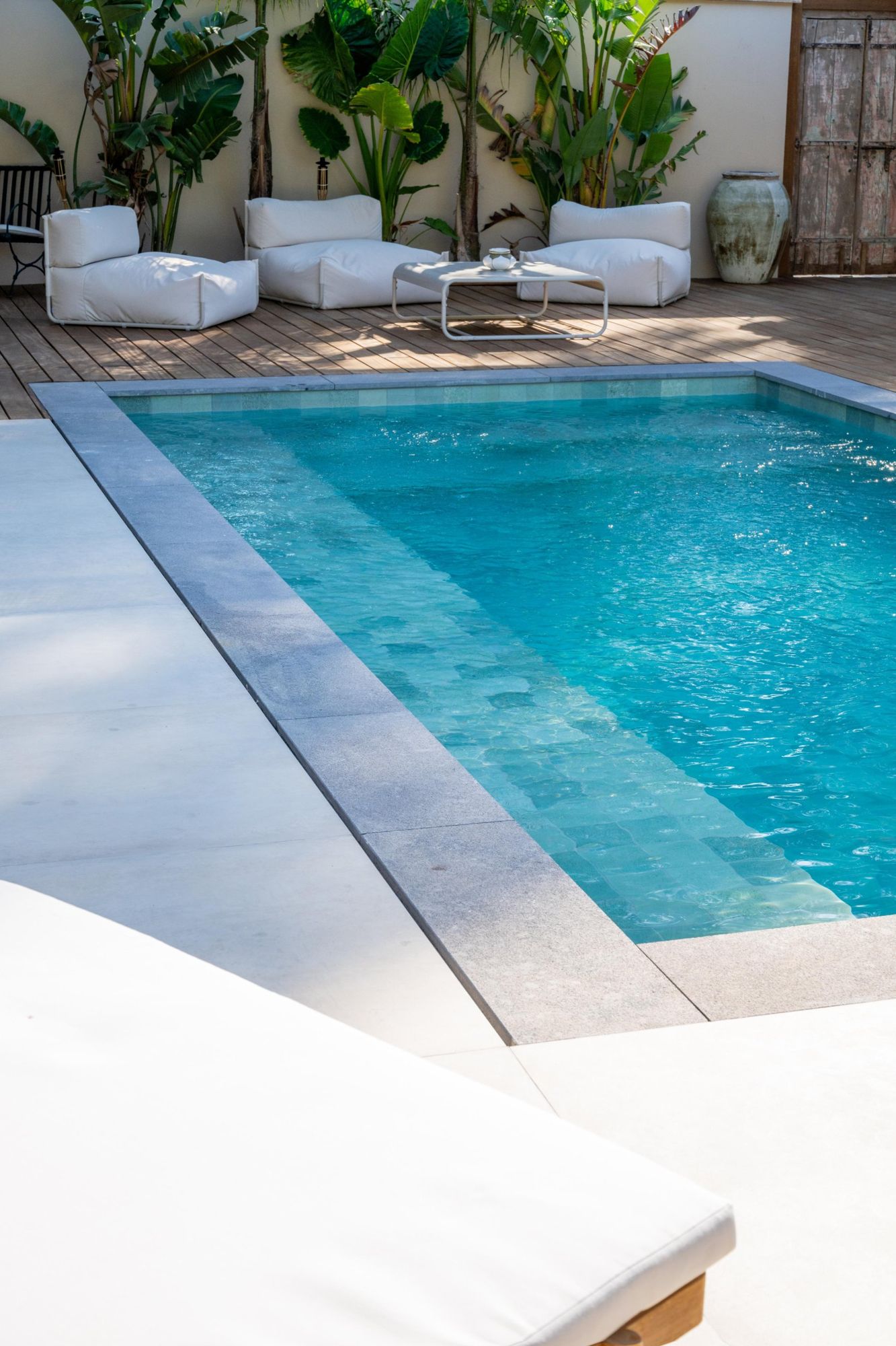 Piscine de 7 × 3,50 m en carrelage 15 × 15 avec plage en pierre, à Saint-Raphaël