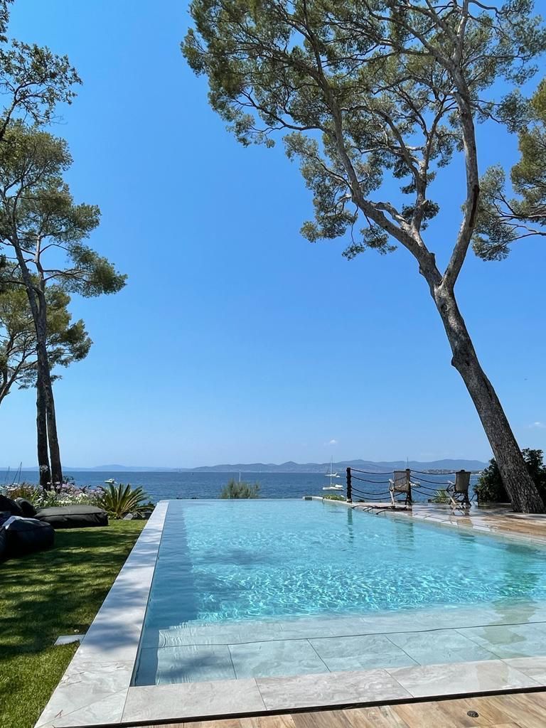 Piscine à débordement de 15 × 5 m face à la mer, à Saint-Raphaël